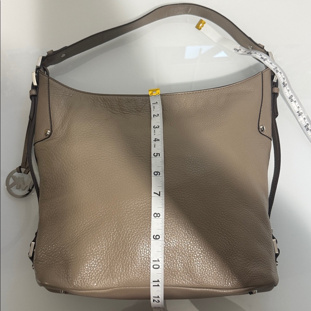 Michael Kors Bedford large belted taupe leather shoulder bag - Picture 13 of 14